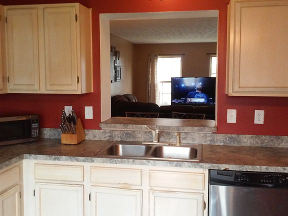 3rd image of 270 Harland Dr