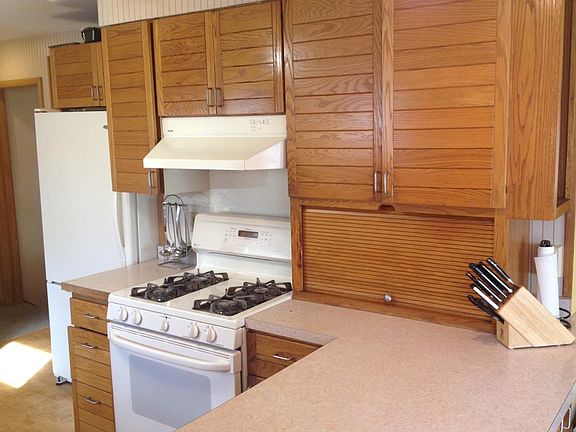 Spacious Sunny Kitchen