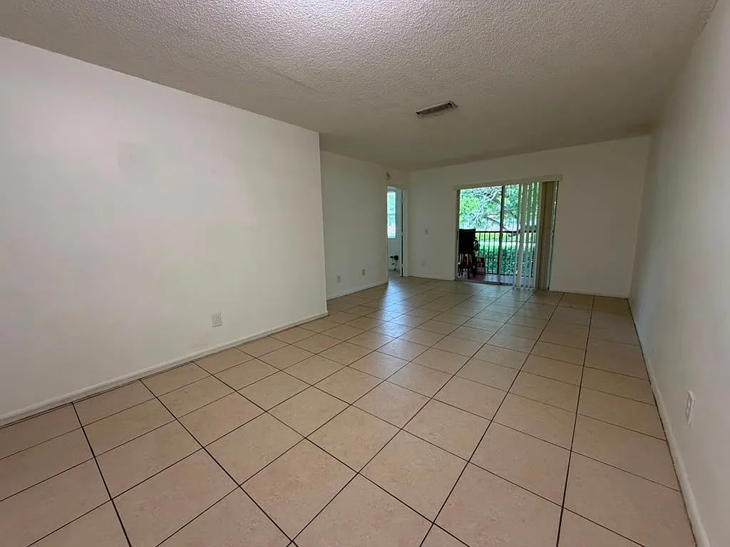 2 bed, 2.0 bath, 914 sqft, $2,175 — Photo 2