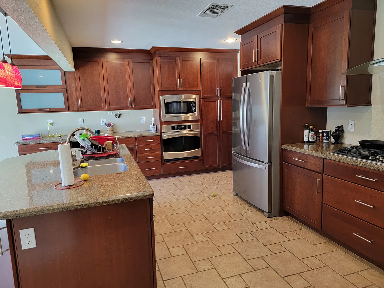4 bed, 2570 sqft, $3,200 — Photo 3