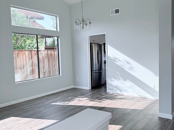 3rd image of 657 Redlands Pl
