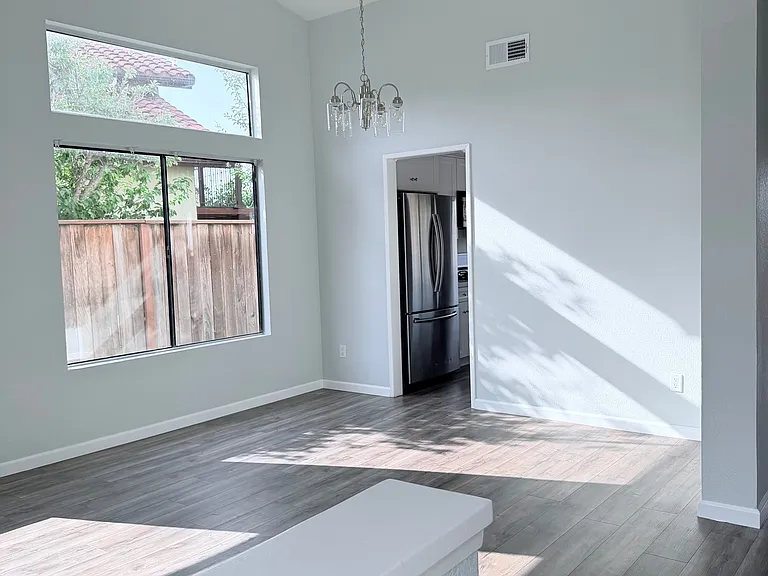 657 Redlands Pl — Photo 3