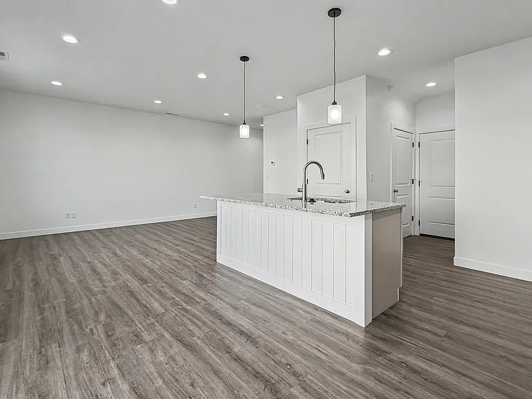 53 West — Photo 9
