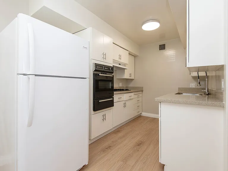 200 W Maple St #A — Photo 3