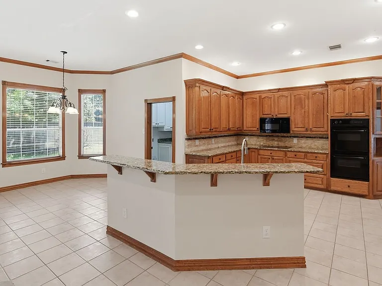 1020 Highland Oaks Dr — Photo 14