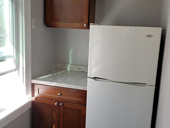 3rd image of 27 Grove Ave #2R