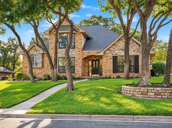 2110 Emerald Lake Dr, Arlington, TX 76013