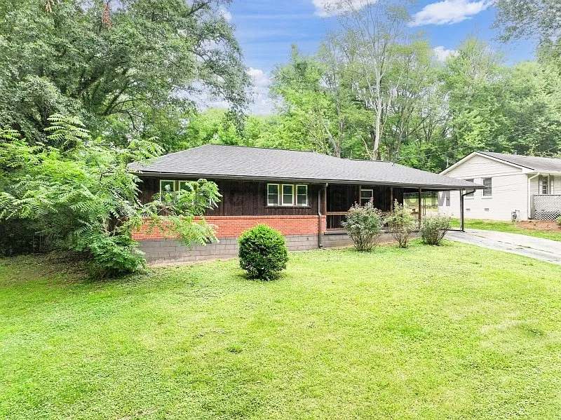 3 bed, 1.5 bath, $2,200 — Photo 2