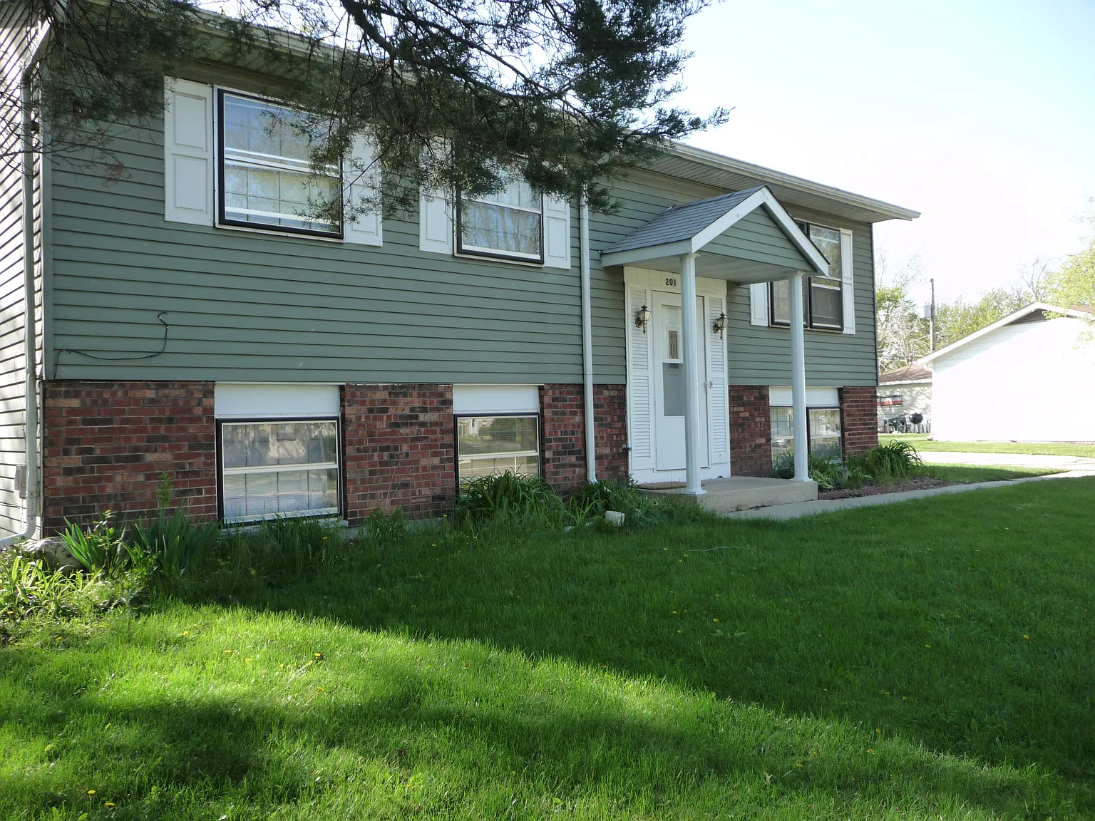 201 Pacific Dr photo 1