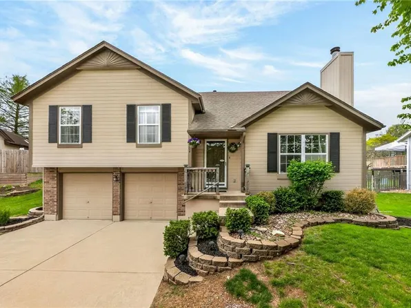 1704 NE Stonewood Dr, Lees Summit, MO 64086