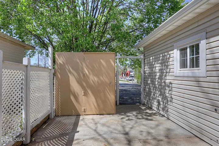 502 Empire Ave — Photo 8