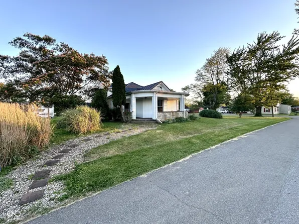307 W Mulberry St, Westport, IN 47283