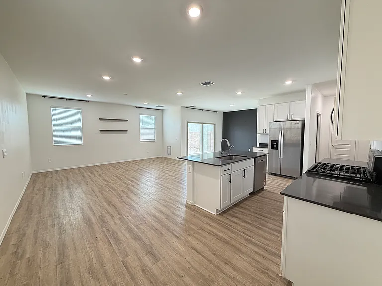 10442 W Guildford Ln — Photo 2