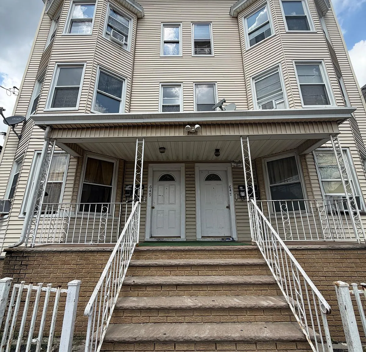 3 bed, $2,300 — Photo 1