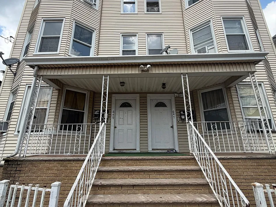 647 Montgomery St #3