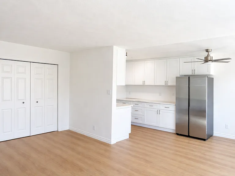 200 S Mariposa Ave — Photo 1