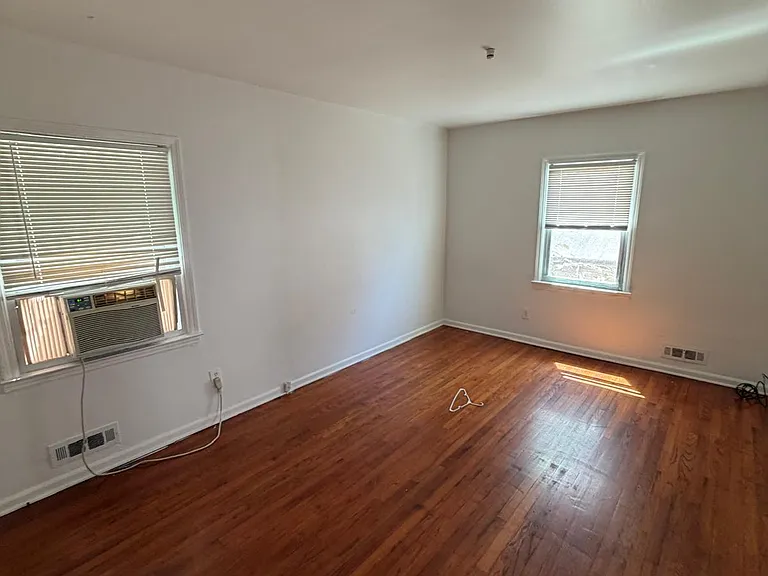 526 E 1st Ave #1R — Photo 6