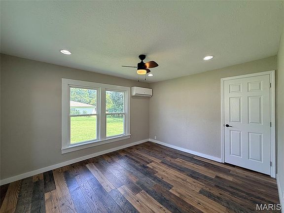 5th image of 482 E Richardson Ave