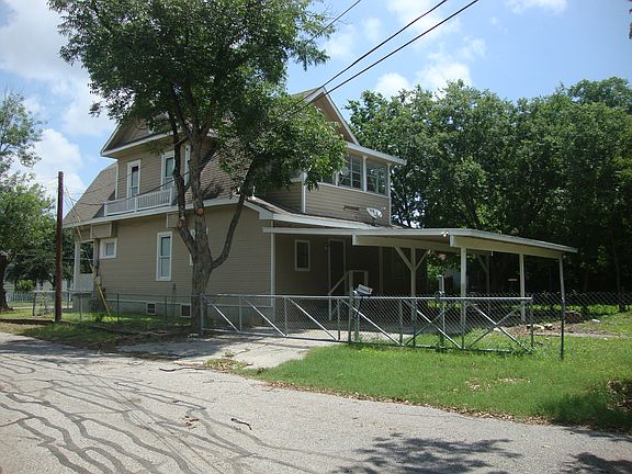 3rd image of 302 Chicago Blvd