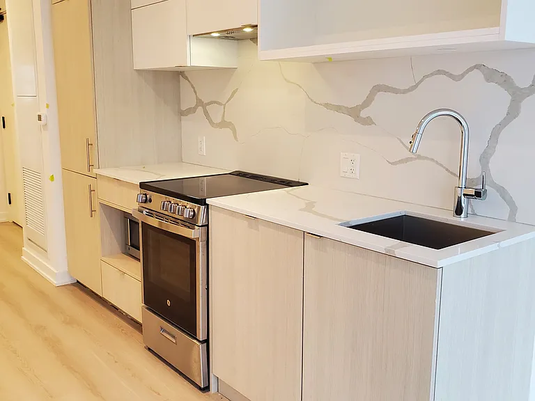 100 Queen St E #1015 — Photo 2