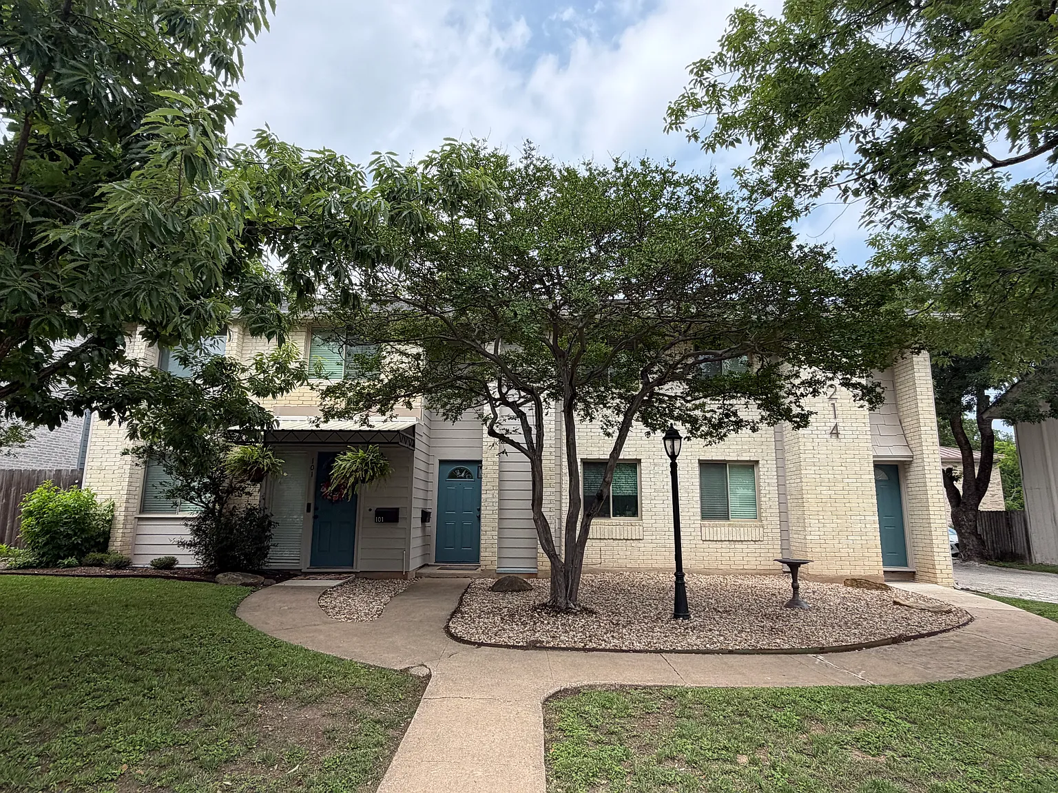 2 bed, 1.5 bath, 1000 sqft, $1,550 — Photo 2