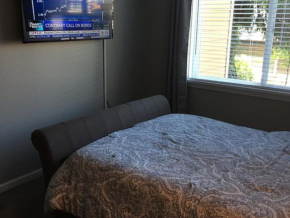 Queen bed with organic bedding, LED TV and on-suite bath