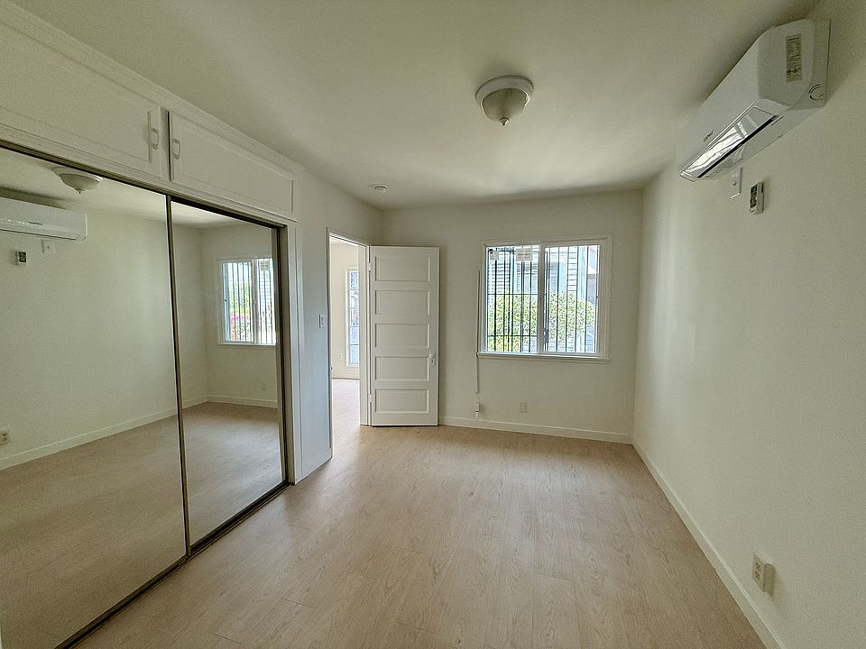 Unit 2 - Bedroom / Unidad 2 - Dormitorio