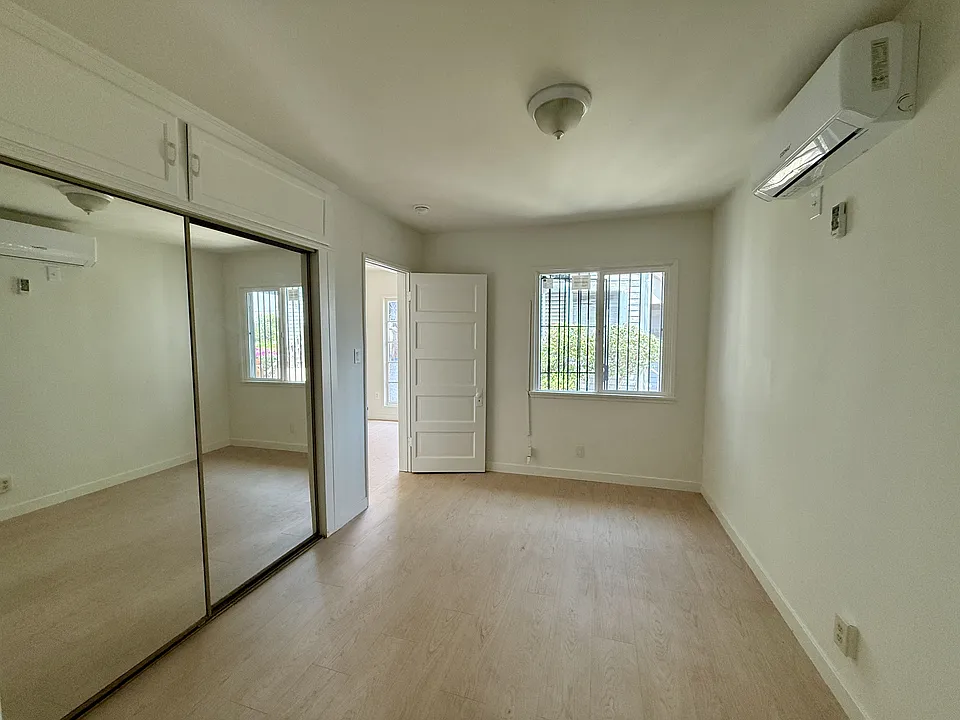 Unit 2 - Bedroom / Unidad 2 - Dormitorio
