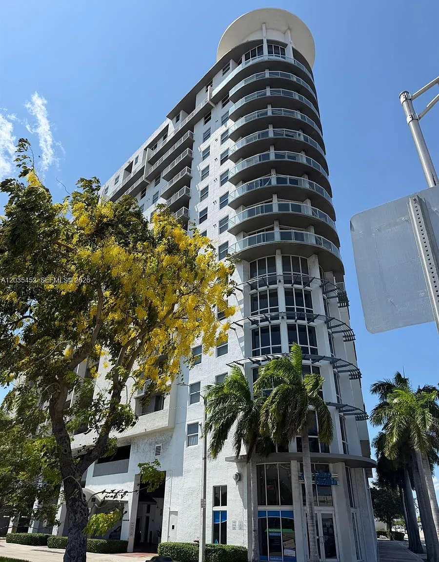 Altos De Miami Condo — Photo 1