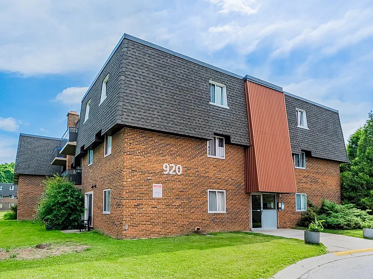 922 Wonderland Rd S — Photo 12