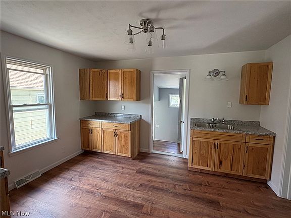 4th image of 346 Plymouth Ave