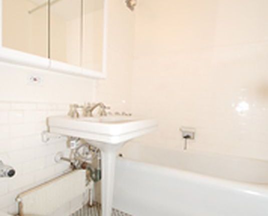 3rd image of 320 E 42nd St APT 405