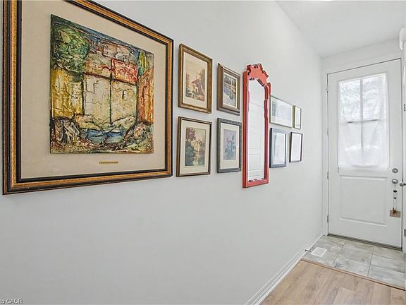 4th image of 290 Barton St W #4