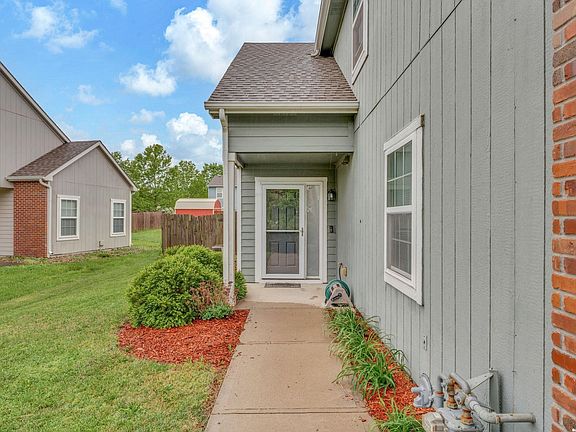 5th image of 2429 Surrey Dr
