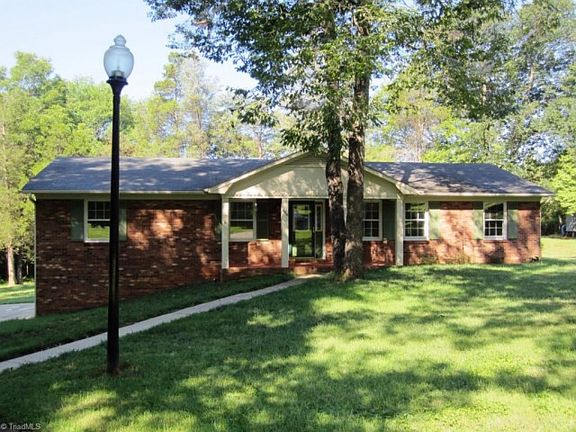 5th image of 448 Longmeadow Dr
