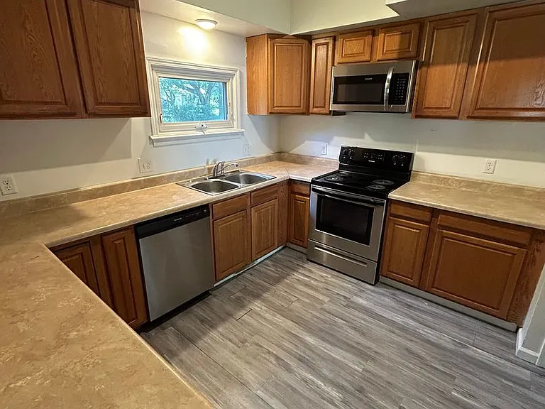 11301 Herrick Ave — Photo 8