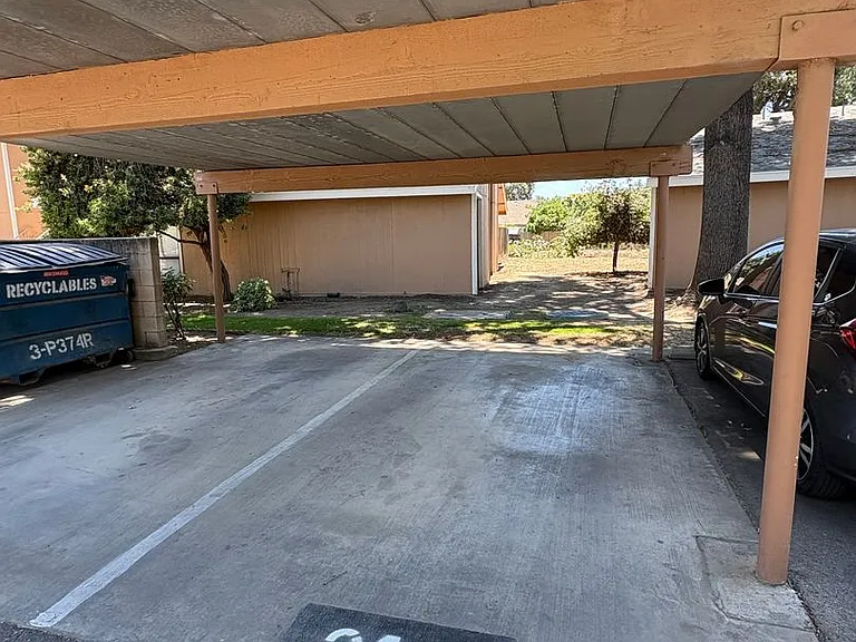212 N Crenshaw St — Photo 4