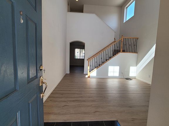 3rd image of 415 Zinnia Ct