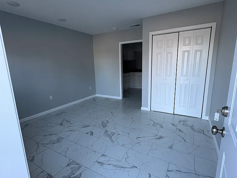 677 S Jefferson Ave #D — Photo 2