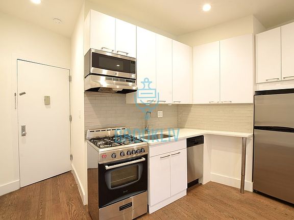 3rd image of 975 Washington Ave APT 1G