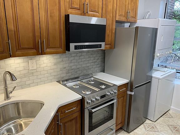 5th image of 467 Evergreen Ave APT 3
