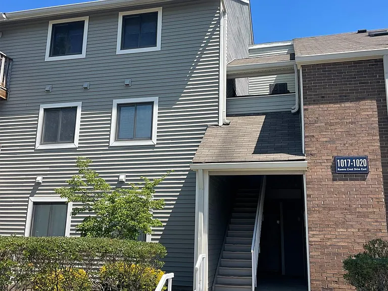 1019 Ravens Crest Dr — Photo 2