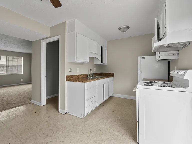 Country Club Apartments — Photo 36