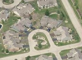 10560 N Stone Creek Dr, Mequon, WI 53092