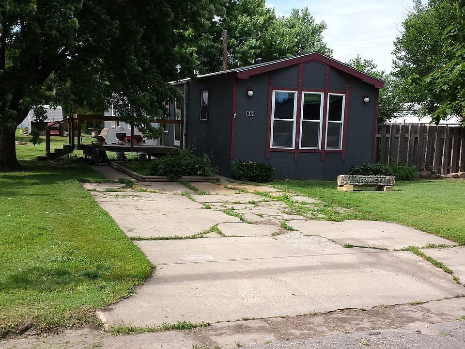 1st image of 212 W B St