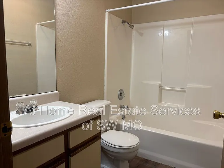722 E Bain St — Photo 5