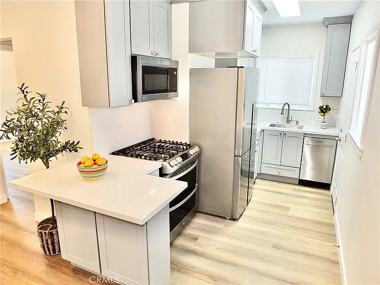 61 W Louise St #A — Photo 2
