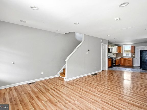 3rd image of 5841 Montrose St
