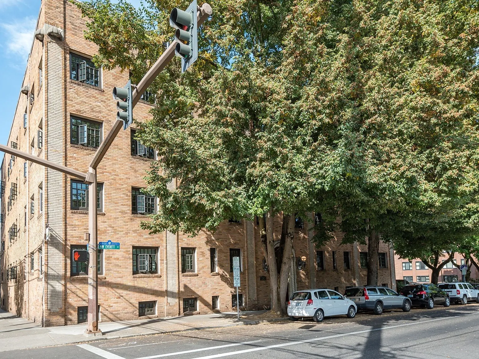 Metropolitan Apartments — Photo 1