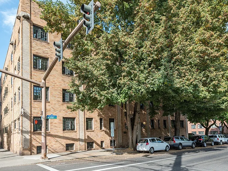 Metropolitan Apartments — Photo 5
